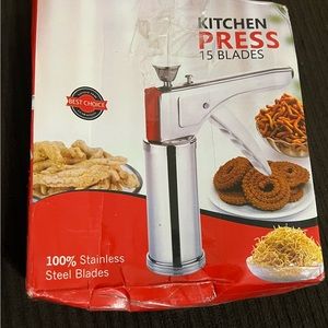 Kitchen press includes 15 Blades!!!😍